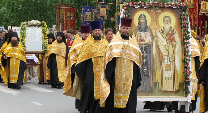 Црковна свечена поворка во градот Новосибирск во 2002 година по повод Денот на сесловенските просветители. Извор: Википедија.